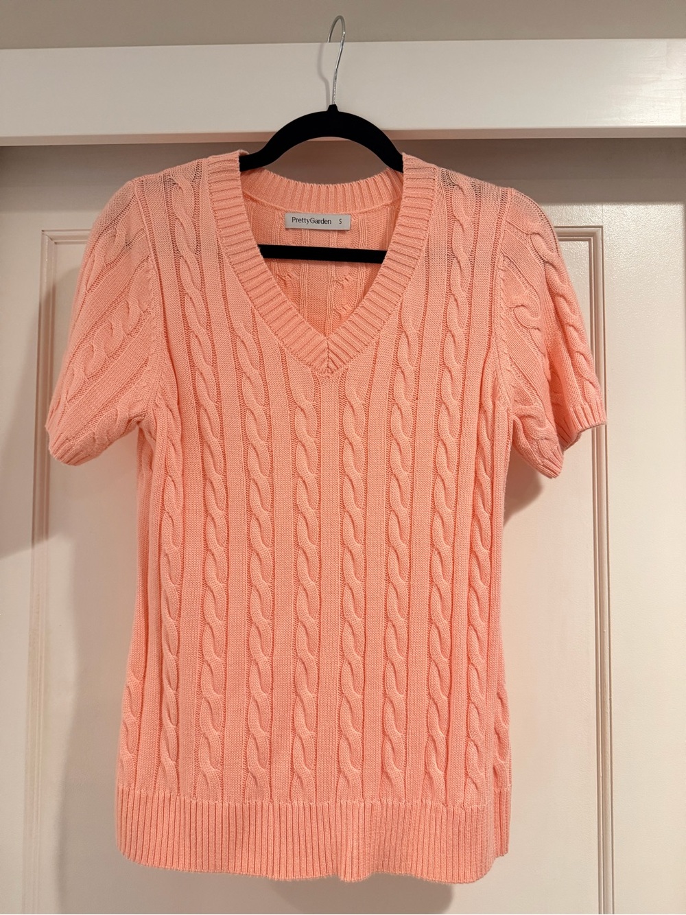 EUC Women's Peachy Pink Cable Knit V-Neck Sweater Size Small